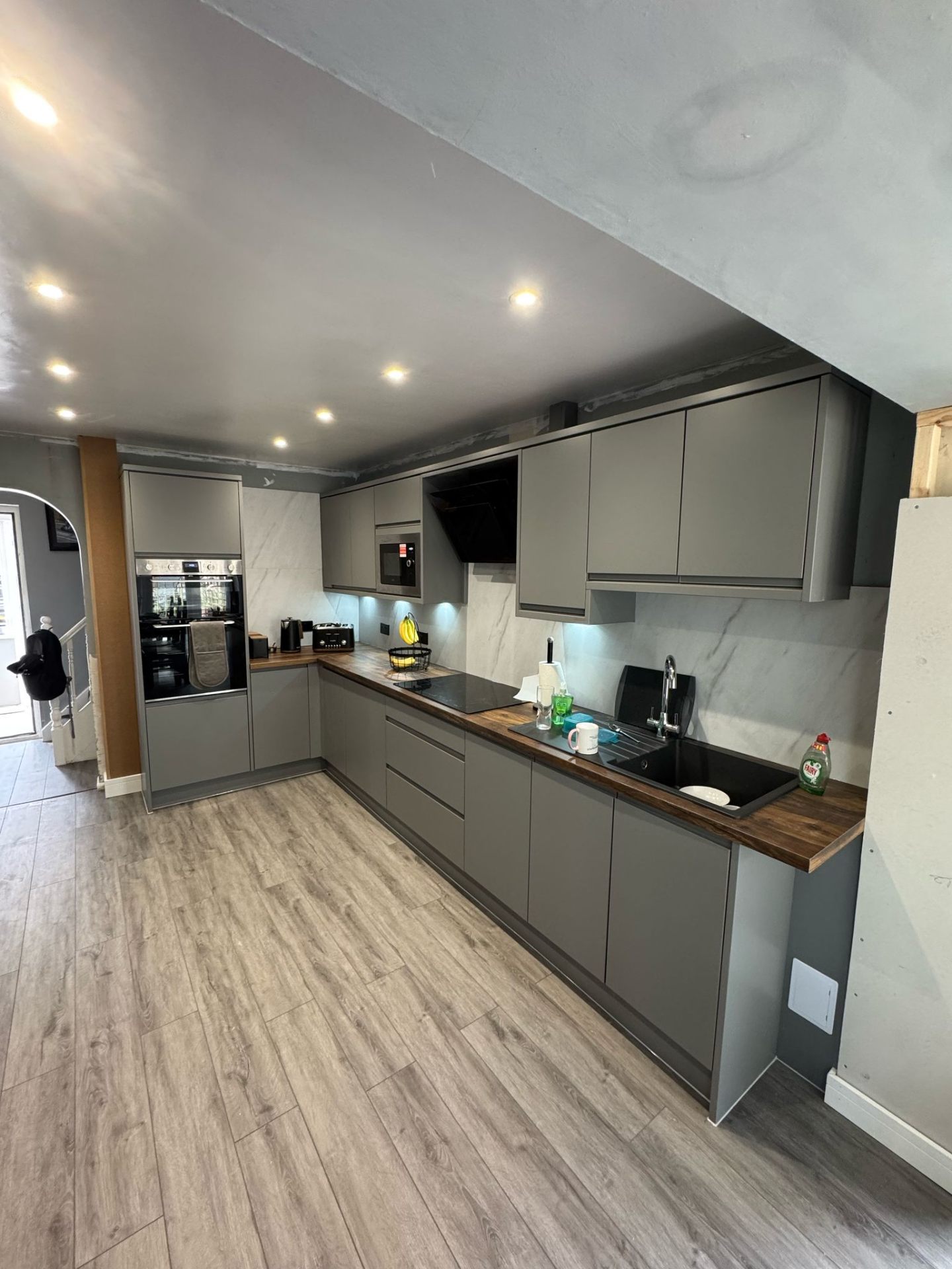 Grey Handleless Kitchen with Marble Splashback