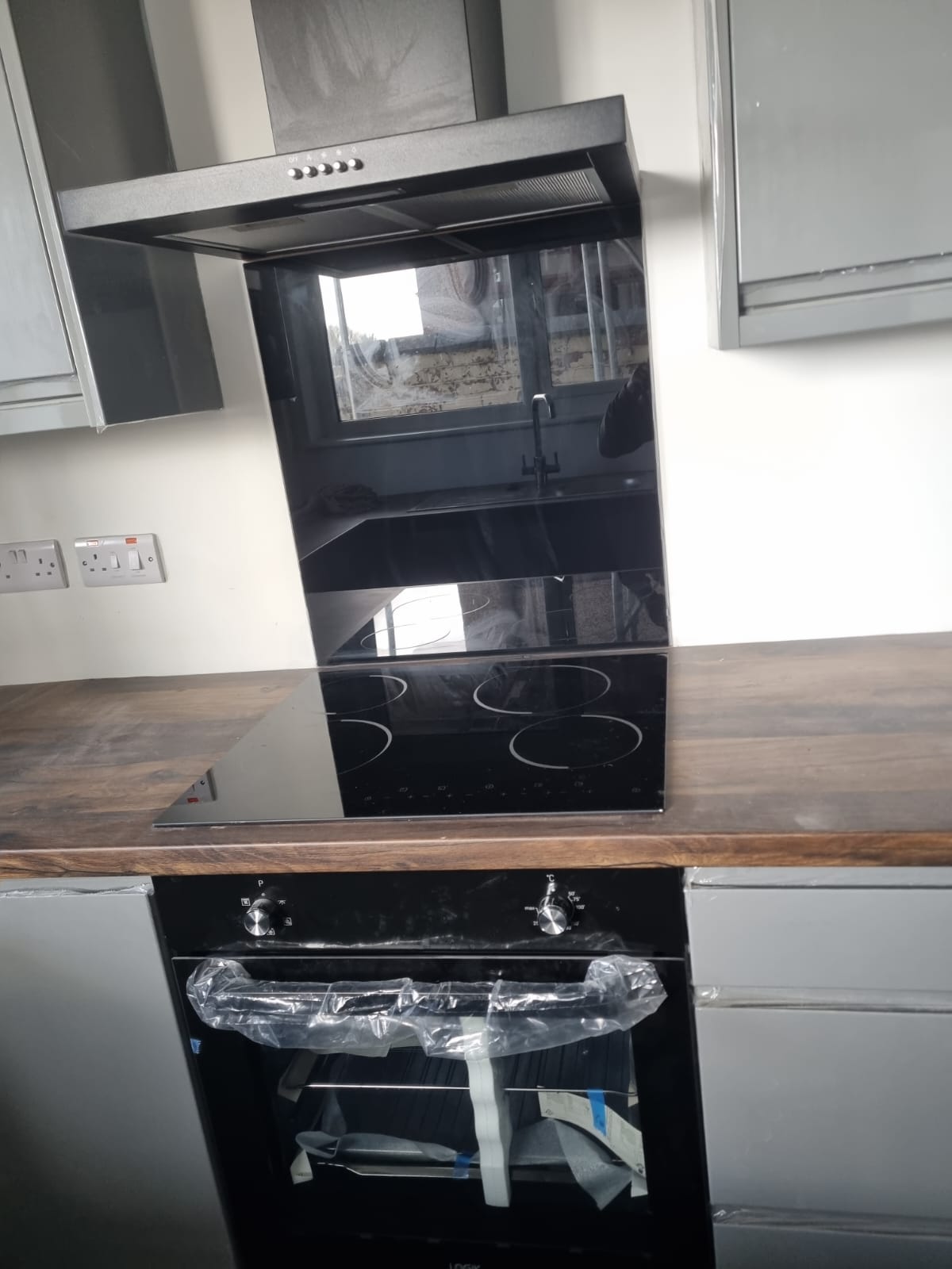 Induction Hob & Black Glass Splashback